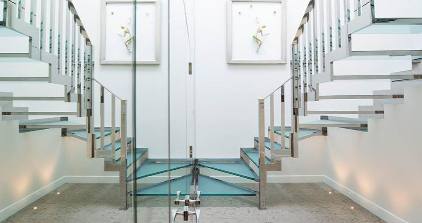 امنیت پله های شیشه ای | پله شیشه ای خطرناک نیست؟
